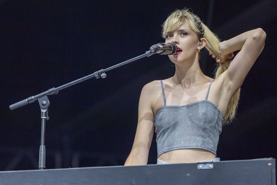 La taille de Angèle, la chanteuse