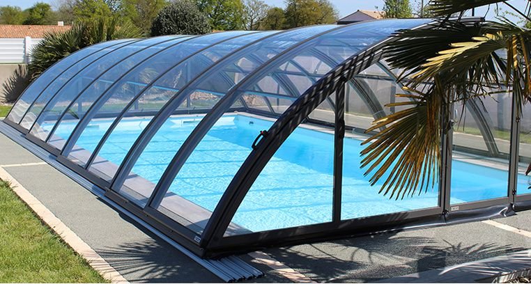 Installation d'un dôme de piscine
