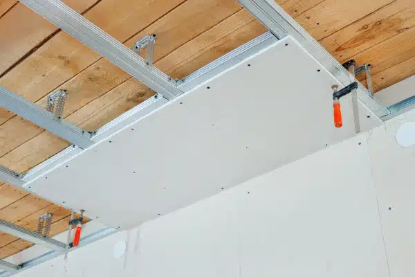 L'écart entre rail placo plafond 