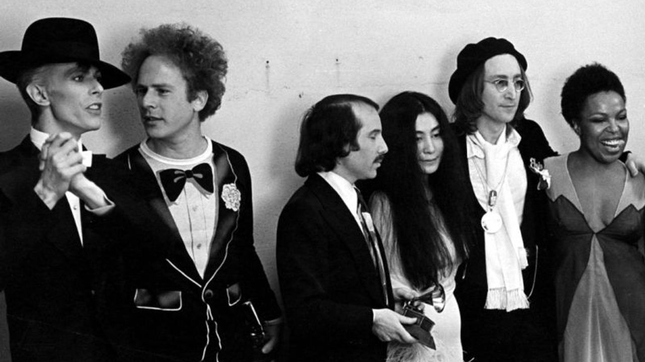 Qui sont les 2 artistes dans la photo originale de David Bowie ?
